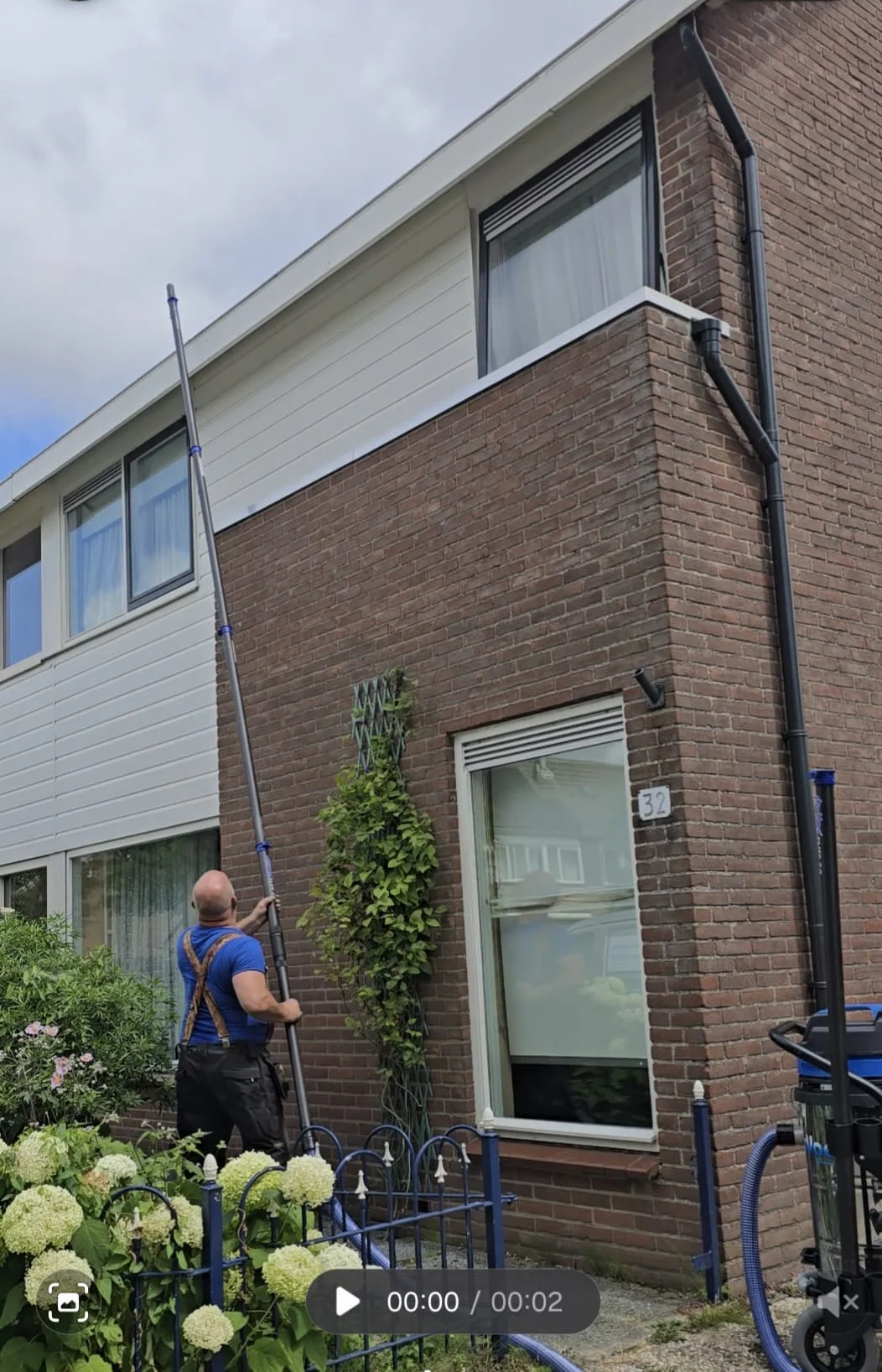 Peter aan het werk bij een rijwoning